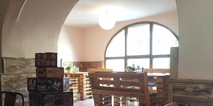Dvě lahodné pizzy různých velikostí z široké nabídky Pizzerie Vavřinec