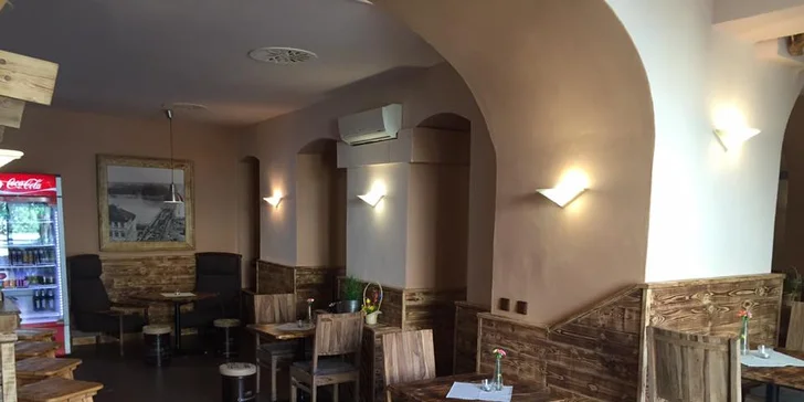 Dvě lahodné pizzy různých velikostí z široké nabídky Pizzerie Vavřinec