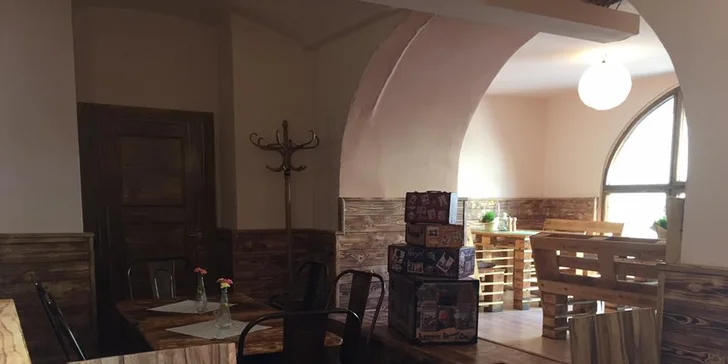 Dvě lahodné pizzy různých velikostí z široké nabídky Pizzerie Vavřinec