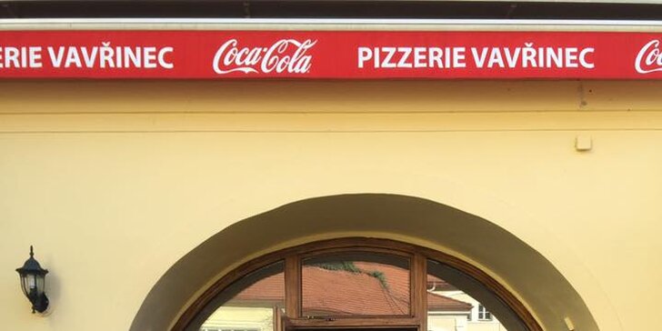Dvě lahodné pizzy různých velikostí z široké nabídky Pizzerie Vavřinec