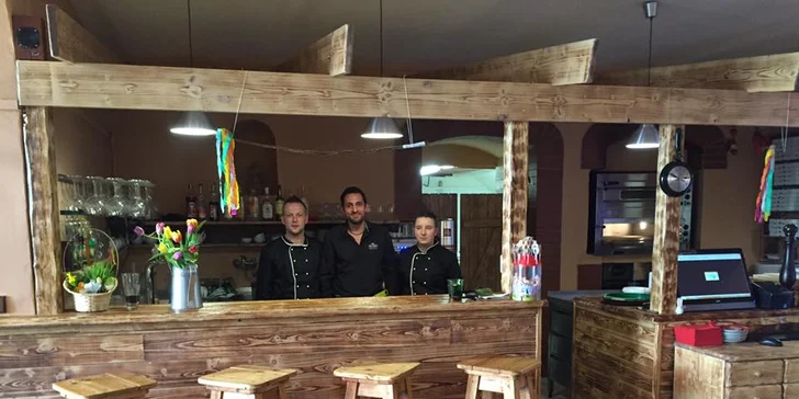 Dvě lahodné pizzy různých velikostí z široké nabídky Pizzerie Vavřinec