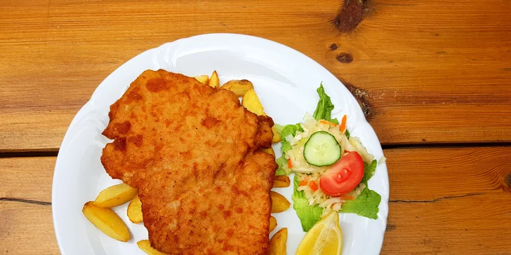 Vepřový řízek jako vrata a k tomu hranolky nebo americké brambory
