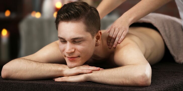 Sportovní masáž celého těla nebo masáž zad a šíje na uvolnění bolavých svalů