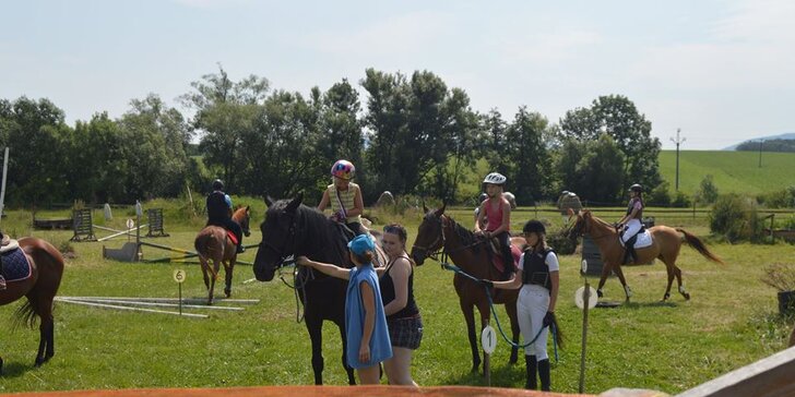 Léto u koní: dětský jezdecký tábor se závody i bez