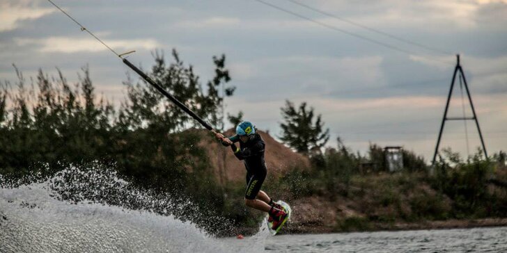 I na vodě se dá "snowboardovat": Výuka wakeboardingu pod vedením instruktora