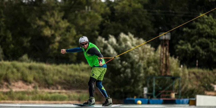 I na vodě se dá "snowboardovat": Výuka wakeboardingu pod vedením instruktora