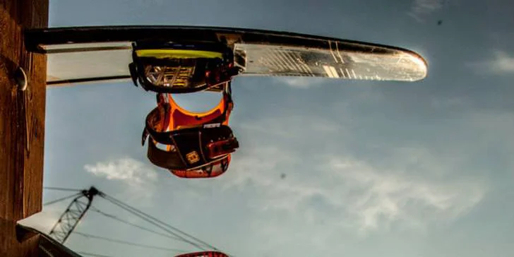 I na vodě se dá "snowboardovat": Výuka wakeboardingu pod vedením instruktora