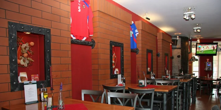 Skoulejte si skvělou zábavu: Hodina bowlingu pro partu a 2 pizzy dle výběru k tomu