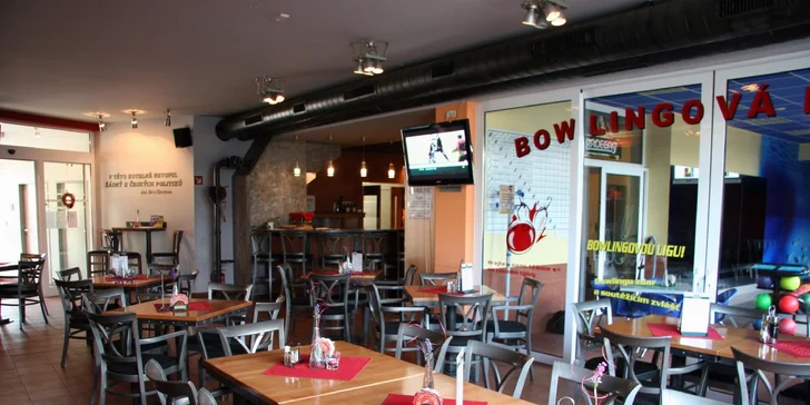 Skoulejte si skvělou zábavu: Hodina bowlingu pro partu a 2 pizzy dle výběru k tomu