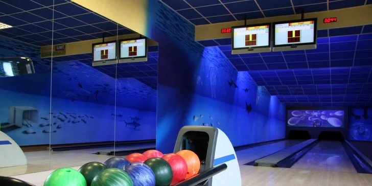 Skoulejte si skvělou zábavu: Hodina bowlingu pro partu a 2 pizzy dle výběru k tomu