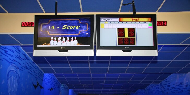 Skoulejte si skvělou zábavu: Hodina bowlingu pro partu a 2 pizzy dle výběru k tomu