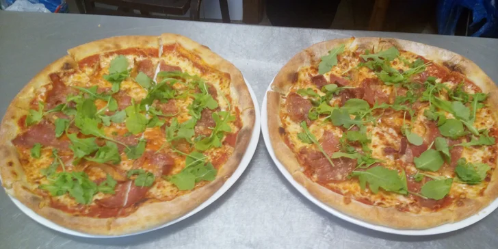 Zábava, co má koule: hodina bowlingu pro partu a dvě pizzy k tomu