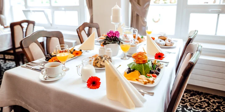 Hotelová restaurace je místem, kde se spojují trendy zážitkové gastronomie, lokálních surovin a útulné teplo domova. 