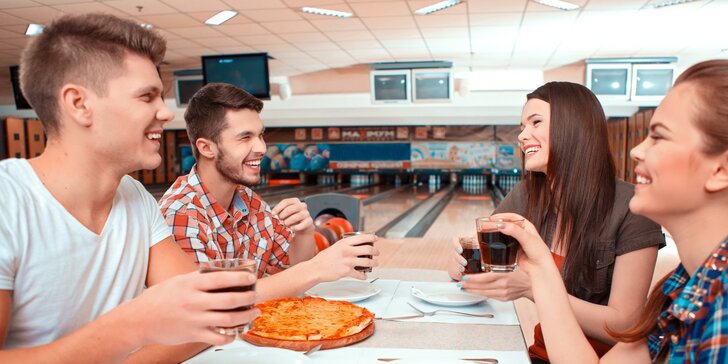 Vykutálená zábava i kulatá bašta: hodina bowlingu až pro 4 osoby a jedna nebo dvě pizzy dle výběru