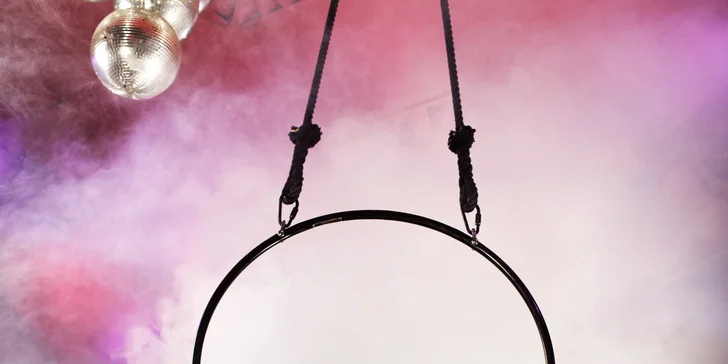 Odhalte svůdnost letní noci: Žhavá show v Darling Cabaretu a jízda limuzínou