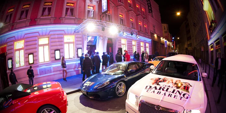 Odhalte svůdnost letní noci: Žhavá show v Darling Cabaretu a jízda limuzínou