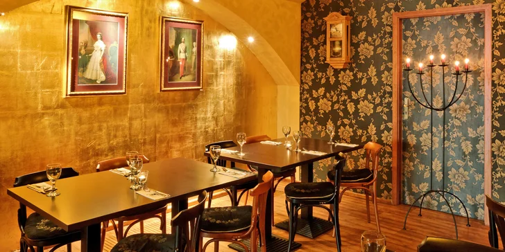 Restaurace má příjemný interiér ve stylu vídeňských kaváren.
