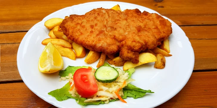 Vepřový řízek jako vrata a k tomu hranolky nebo americké brambory