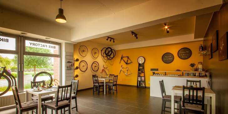 Vynikající káva a zákusek ve stylové cyklistické kavárně