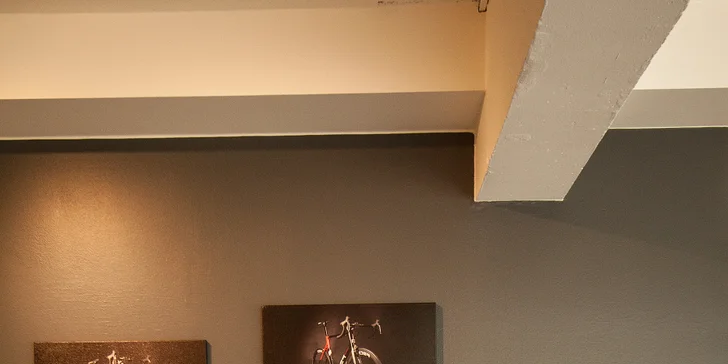 Vynikající káva a zákusek ve stylové cyklistické kavárně