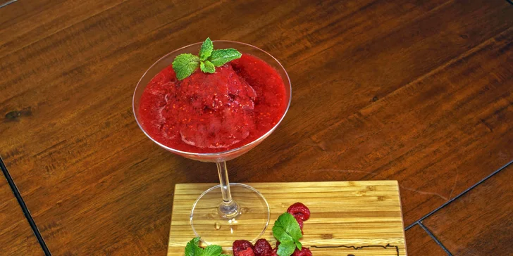 Letní relax s osvěžujícím koktejlem Daiquiri z karibského rumu pro 1 i pro 2