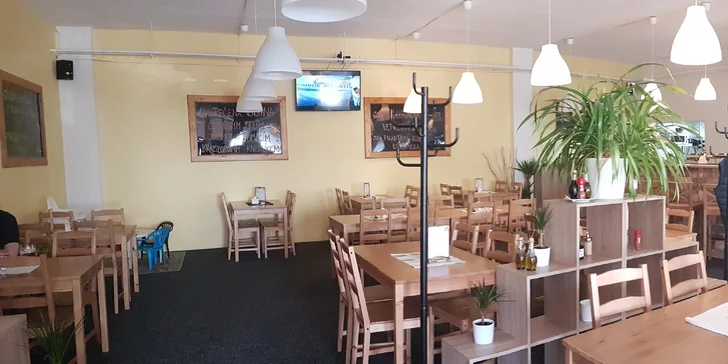 Obří burger v domácí bulce až pro 4 osoby a k tomu hranolky a dresink