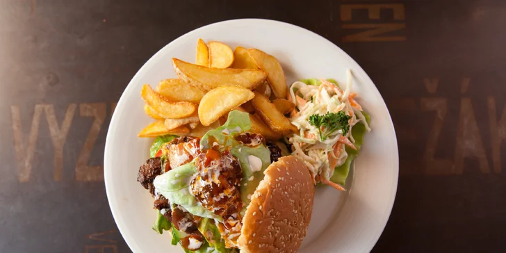 Festival burgerů v Crack Irish Pub: jehněčí, vepřový, kuřecí nebo vegetariánský