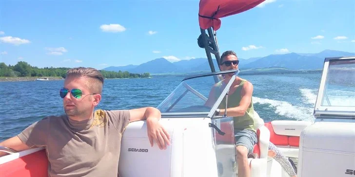 Adrenalinová jízda na motorovém člunu s kapitánem
