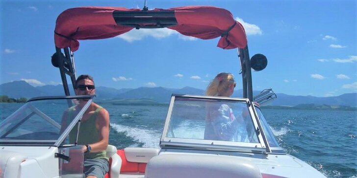 Adrenalinová jízda na motorovém člunu s kapitánem