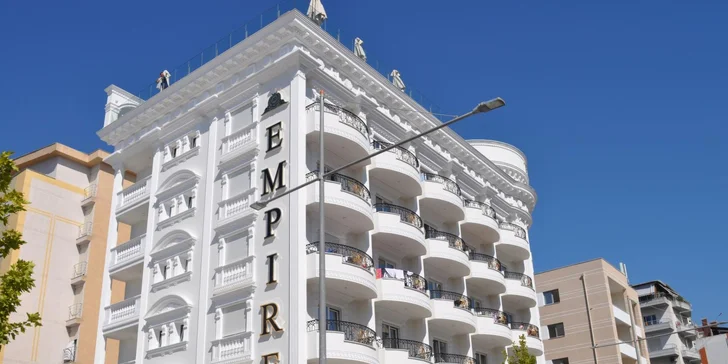 Hotel se nachází přímo v Drači, 2. největším městě Albánie.