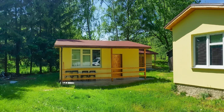 Na výběr jsou chatky s vlastním nebo sdíleným sociálním zařízením. 