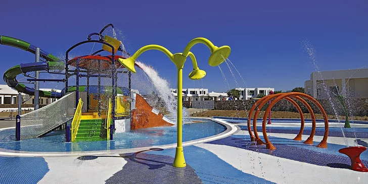 Obrovským tahákem pro všechny věkové kategorie je vlastní hotelový aquapark. 