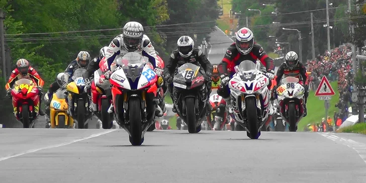 Víkend s vůní benzínu: Vstupenka na motocyklové závody Havířovský zlatý kahanec