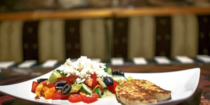 I lvi mívají chuť na salát: Řecký salátek s olivami a grilovaným domácím sýrem