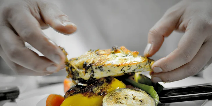 2 šťavnaté steaky s přílohou dle výběru ve skvěle hodnocené restauraci Šnyt