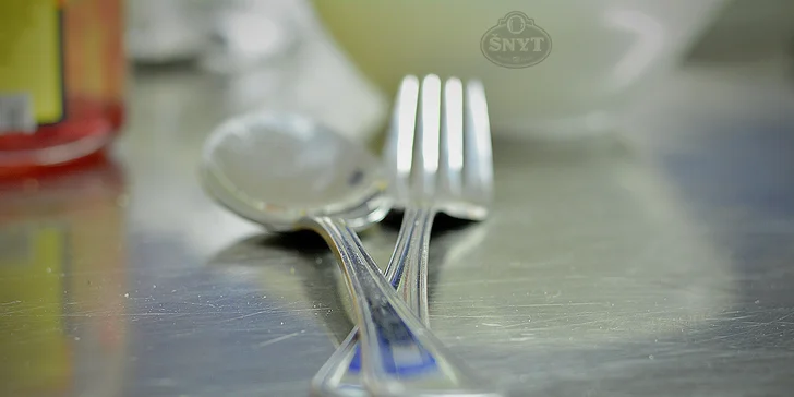 2 šťavnaté steaky s přílohou dle výběru ve skvěle hodnocené restauraci Šnyt