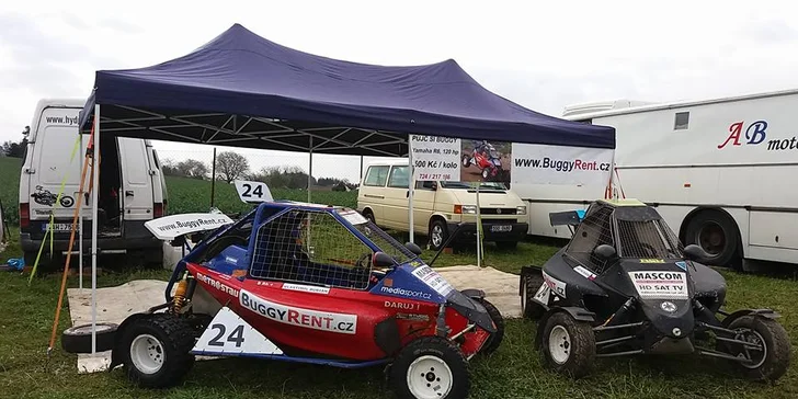 Nejdříve se seznámíte se stroji a tratí, no a pak už hurá za volant.