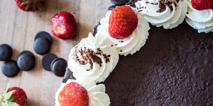 Naservírujte hostům to nejlepší: Sachrův dort naplněný poctivými surovinami