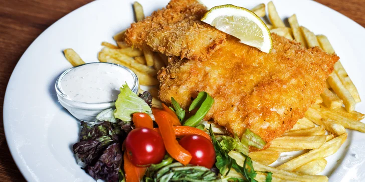 Křupavá dobrota jako z Londýna: Fish and chips s hranolky v centru Brna