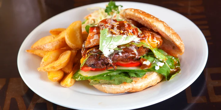 Festival burgerů v Crack Irish Pub: jehněčí, vepřový, kuřecí nebo vegetariánský