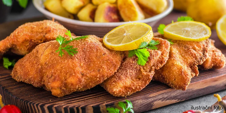 Mix křupavých řízečků ze tří druhů masa s míchaným salátem a pečivem
