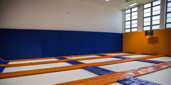 Hodinové dovádění na trampolínách ve Freestyle aréně Kolbenka pro 2 kamarády