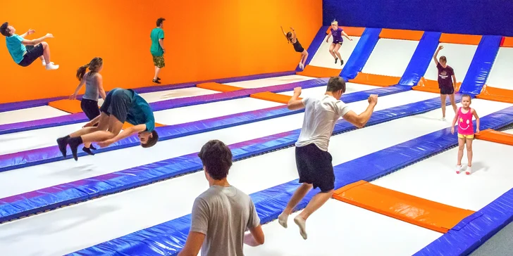 60 minut dovádění na trampolínách a v parkour zóně pro děti i dospělé