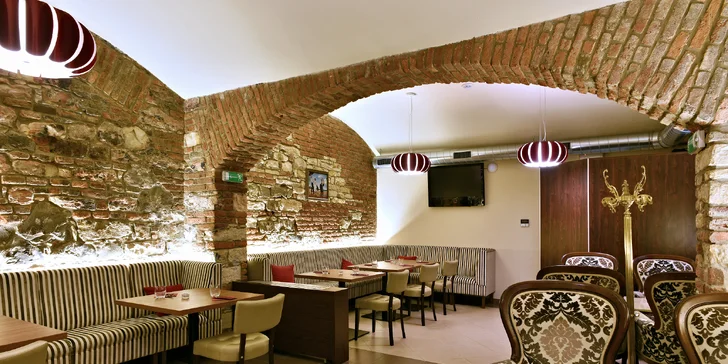 V restauraci vaří kuchař se zkušenostmi z michelinských restaurací. Zákazníci jsou nadšení. 