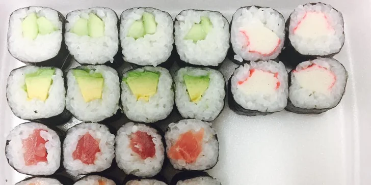 24 maki rolek s lososem, tuňákem, avokádem, ředkví, okurkou a krabí tyčinkou