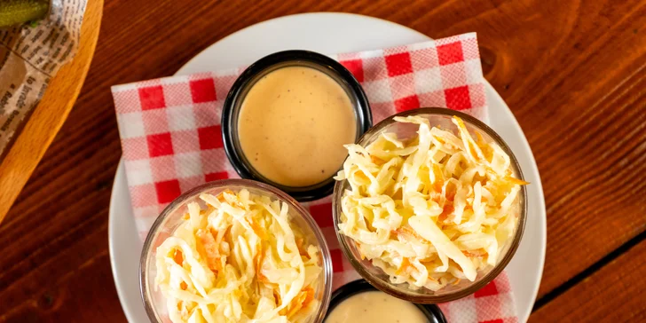  Pošmáknete si i na grilované kukuřici, hranolkách a salátu coleslaw. 