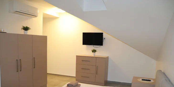 Všechny pokoje mají samostatnou koupelnu se sprchovým koutem, televizi a také se zde připojíte k bezplatné Wi‑Fi.