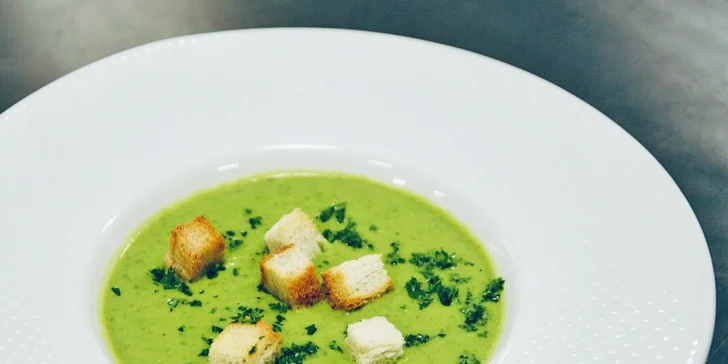V menu najdete např. francouzskou cibulačku nebo krém z mladého hrášku, rillet z lososa, konfitované kachní stehýnko, grilovaný kozí sýr, kuřecí prso připravované metodou „sous-vide“. 