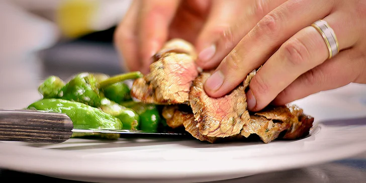 Dva hovězí steaky s přílohou: rump steak v celku a filírovaný flank steak