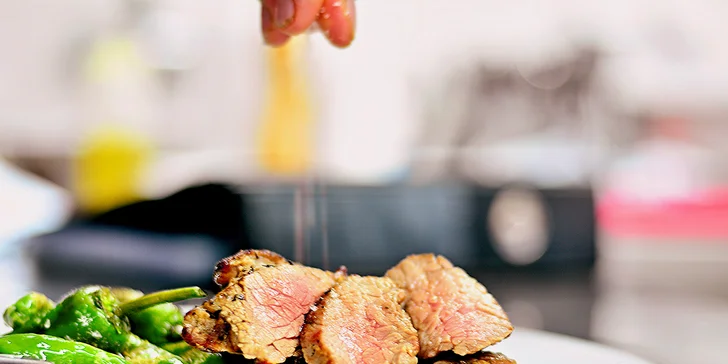 2 šťavnaté steaky s přílohou ve skvěle hodnocené restauraci Šnyt